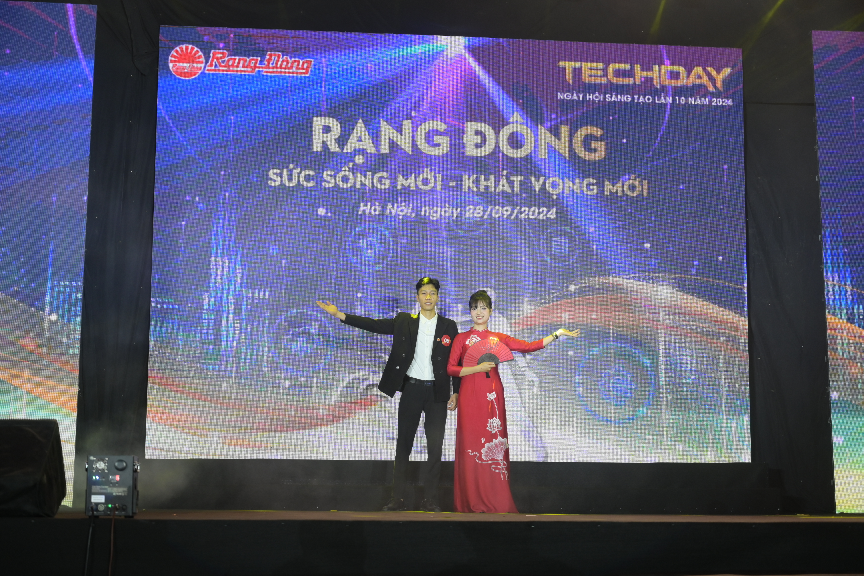 Phần trình diễn trang phục rất ấn tượng của cặp đôi SBD 08 Phạm Đức Long (Ngành Công nghệ Phụ trợ) và Trịnh Thị An (Ngành Điện tử tự động)